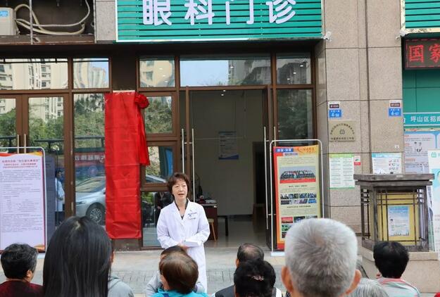 深圳6686 - 看球聊球追世界杯就来6686体育有限公司官方网站“名家工作室”正式在深圳招商花园城社康中心揭牌3.jpg