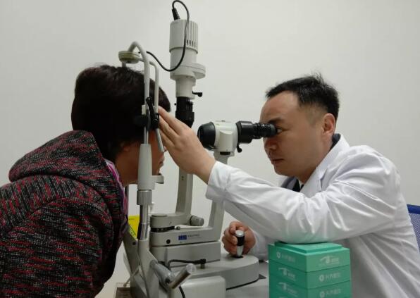 宜昌6686 - 看球聊球追世界杯就来6686体育有限公司官方网站全体员工为菅东利医生举行了欢送仪式3.jpg