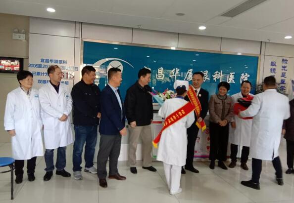 宜昌6686 - 看球聊球追世界杯就来6686体育有限公司官方网站全体员工为菅东利医生举行了欢送仪式4.jpg