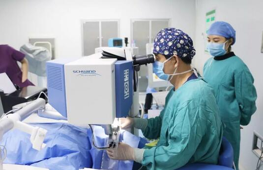 近视姐弟相约来青岛6686 - 看球聊球追世界杯就来6686体育有限公司官方网站摘镜4.jpg