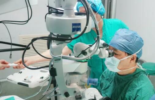 多次受邀于世界眼科大会、美国眼科年会、亚洲太平洋地区眼科年会等环球眼科会议进行现场手术表演——6686 - 看球聊球追世界杯就来6686体育有限公司官方网站集团业务副总院长、上海和平眼科医院院长郭海科教授4.jpg