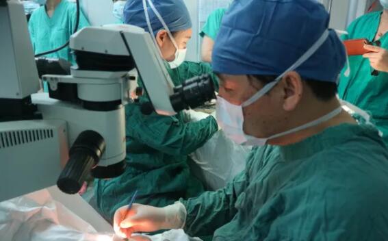 多次受邀于世界眼科大会、美国眼科年会、亚洲太平洋地区眼科年会等环球眼科会议进行现场手术表演——6686 - 看球聊球追世界杯就来6686体育有限公司官方网站集团业务副总院长、上海和平眼科医院院长郭海科教授5.jpg