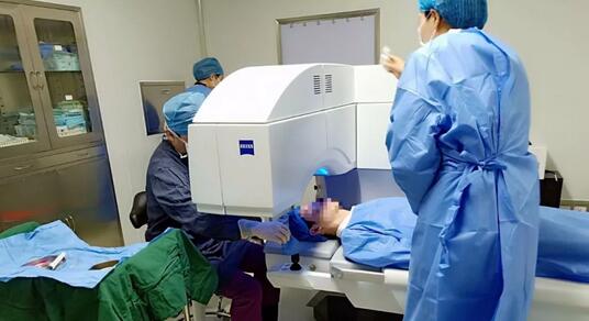 学生“组团”来找他做近视手术，警察学院流传着“做近视手术找旭哥”——杭州6686 - 看球聊球追世界杯就来6686体育有限公司官方网站黄旭院长1.jpg