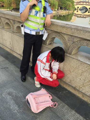 成都日报：女学生欲跳河轻生 成都6686 - 看球聊球追世界杯就来6686体育有限公司官方网站职工路过救下