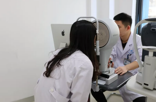 重庆6686 - 看球聊球追世界杯就来6686体育有限公司官方网站美女医师 全飞秒摘镜后立即进入工作状态2.png