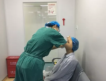 长时间玩手机导致斗鸡眼 在成都6686 - 看球聊球追世界杯就来6686体育有限公司官方网站顺利手术1.png