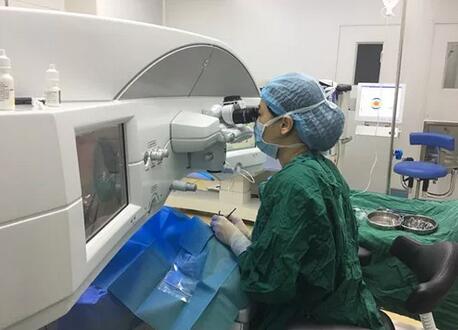 南非籍外教回国前来成都6686 - 看球聊球追世界杯就来6686体育有限公司官方网站进行近视手术3.jpg