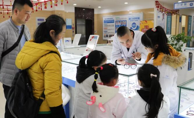 重庆6686 - 看球聊球追世界杯就来6686体育有限公司官方网站迎来寒假首期“我是小小眼科医生体验活动”4.jpg