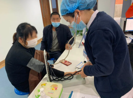 多年后，再回郑州6686 - 看球聊球追世界杯就来6686体育有限公司官方网站向徐惠民院长“汇报”自己重获光明后收获的幸福1.png