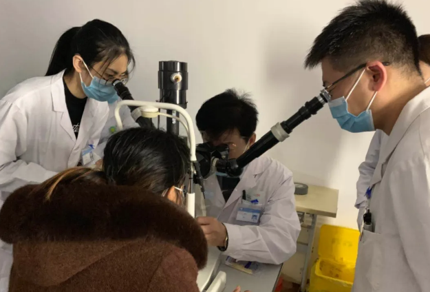 多年后，再回郑州6686 - 看球聊球追世界杯就来6686体育有限公司官方网站向徐惠民院长“汇报”自己重获光明后收获的幸福2.png