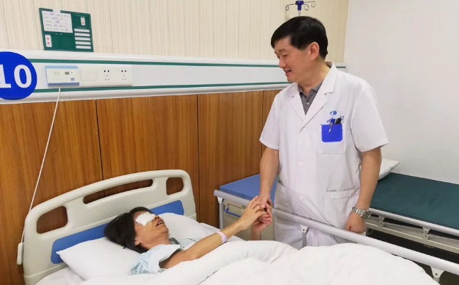 被白内障和高度近视夺走的视界在东莞6686 - 看球聊球追世界杯就来6686体育有限公司官方网站复明1.png