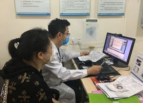  眼病患者在成都6686 - 看球聊球追世界杯就来6686体育有限公司官方网站接受厦门眼科中心总院长黎晓新教授远程会诊2.png
