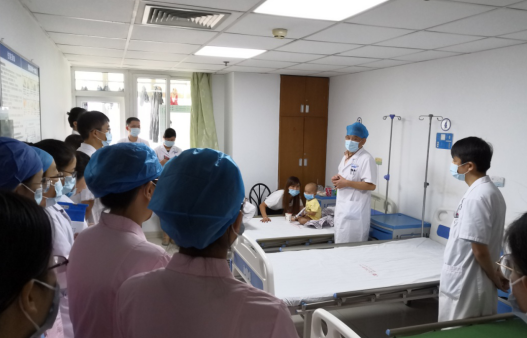 因贪玩惹出的祸端 2岁男童险因角膜烧伤致失明.png