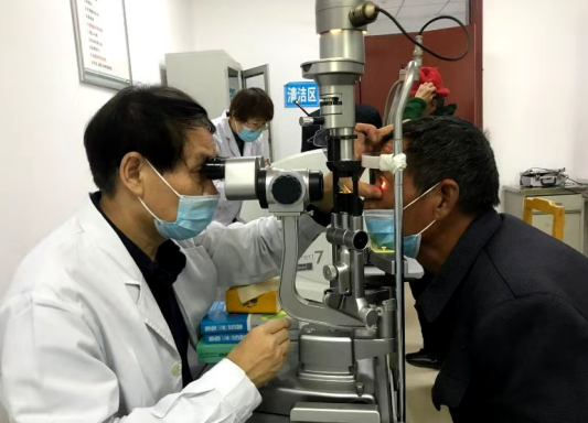 10月14日，宜昌市归国华侨联合会和宜昌6686 - 看球聊球追世界杯就来6686体育有限公司官方网站共同发起的“侨爱心光明行”大型义诊活动正式启动。9名家护组团赴新疆温泉县义诊。宜昌市市委常委、统战部部长王均成出席活动并为医疗队授旗。5.png