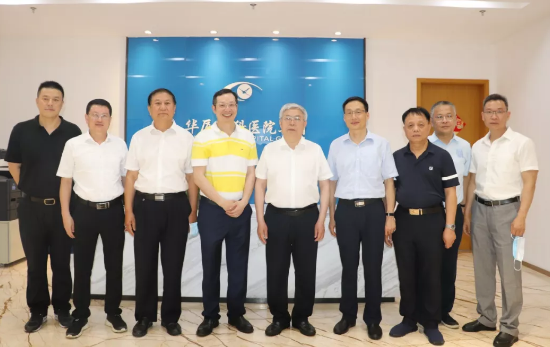 福建省副省长崔永辉陪同刘永富主任考察6686体育集团本部厦门大学附属厦门眼科中心5.png