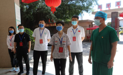 郭燕红深入一线了解抗疫工作,听取6686 - 看球聊球追世界杯就来6686体育有限公司官方网站集团医疗队汇报1.png