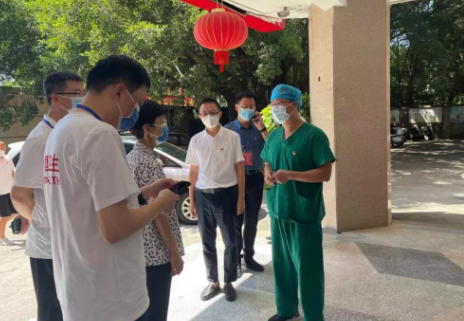 郭燕红深入一线了解抗疫工作,听取6686 - 看球聊球追世界杯就来6686体育有限公司官方网站集团医疗队汇报3.png