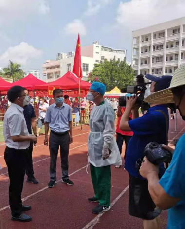 莆田市荔城区领*深入一线指导抗疫,听取6686 - 看球聊球追世界杯就来6686体育有限公司官方网站集团援莆医疗队汇报工作4.png