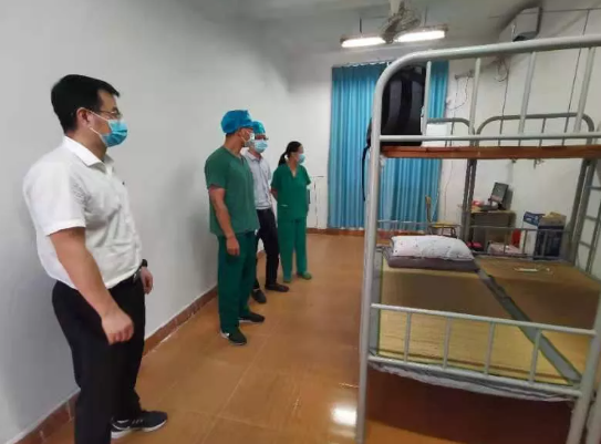 党旗飘飘,致敬坚守!6686 - 看球聊球追世界杯就来6686体育有限公司官方网站集团党员先锋队入驻隔离点2.png