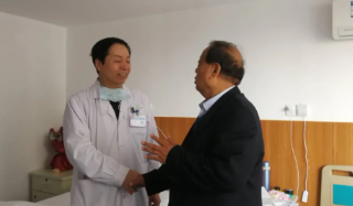 眼科博士徐惠民凭啥能有那么多“铁杆粉丝”...... —— 一位郑州6686体育医生的真实故事之三1.png