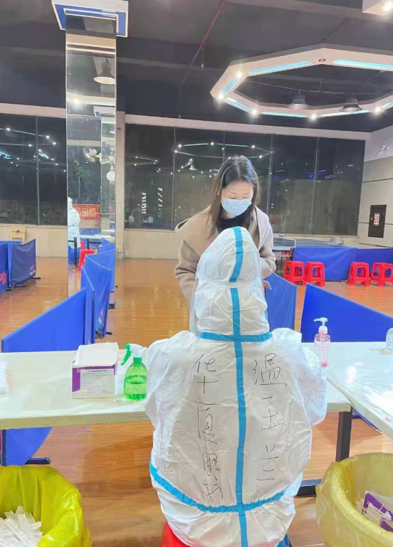 疫情下的“逆行者”：6686体育医务人员七天不分昼夜奋战在核酸采样现场2.png