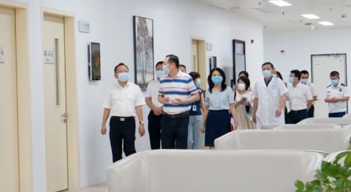 厦门市政府副市长廖华生带队到6686体育集团本部厦门眼科中心检查安全生产及疫情防控工作2.png
